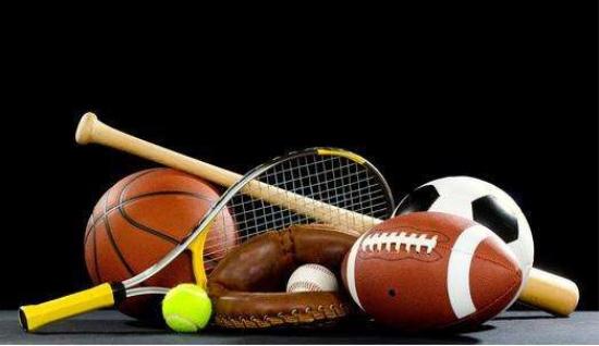 腿软！男子在1800米高空踢球：球场无护栏 致敬C罗 最后跳伞降落